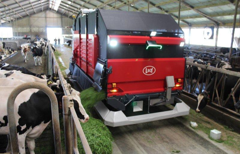 Lely Exos: Fully Autonomous Fresh Grass Feeding &amp; Harvesting